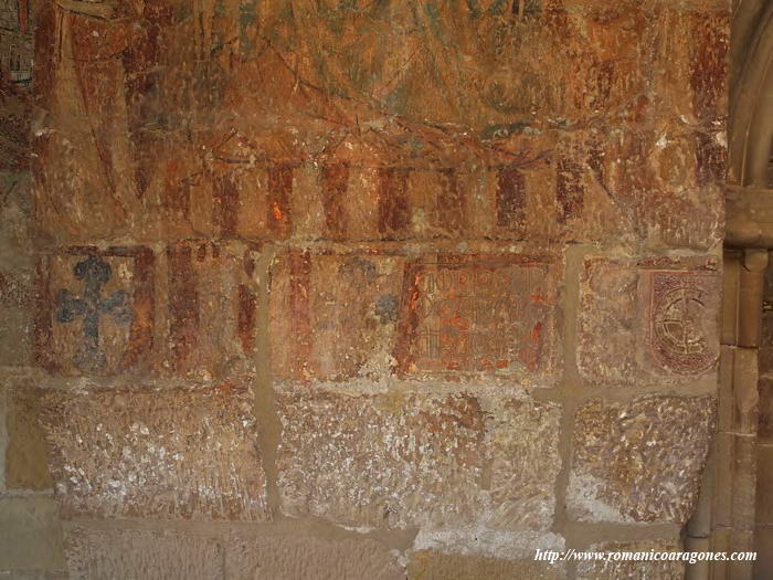 ESCUDOS BAJO LA PINTURA DE LA VIRGEN DE LA LECHE